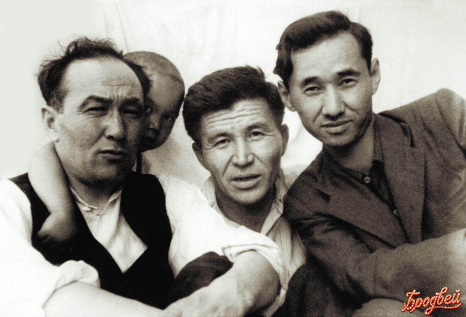 Слева направо  драматург Ш.Хусаинов,  актер Ш.Айманов,   художник К.Ходжиков, 1948 г.